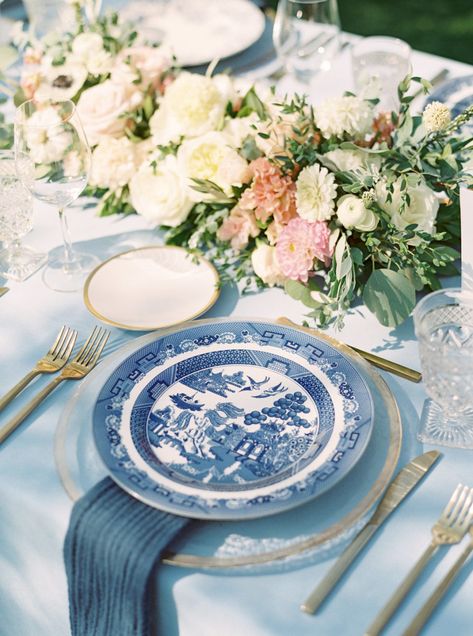 China Blue Wedding, Malibu Wedding Venues, Cielo Farms, Chinoiserie Wedding, Blue Table Settings, Alfresco Wedding, Dinner Decor, Table Setting Inspiration, Light Blue Wedding