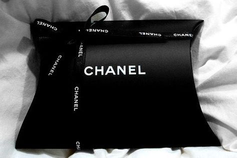 .#chanel Scarf Packaging, Merchandise Ideas, Packing Ideas, Packaging Ideas Business, Fashion Packaging, Trendy Jewerly, Chanel Couture, Red Jewelry, Fashion Blogger Style