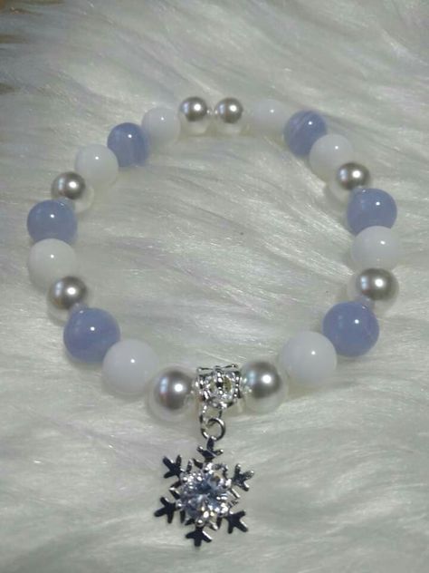 Winter Beaded Bracelets, Winter Bracelet Ideas, Winter Bracelet, Snowflake Bracelet, Diy Jewelry Rings, Crystal Bead Jewelry, Beaded Jewelry Bracelets, Bracelet Inspo, Pretty Jewelry Necklaces