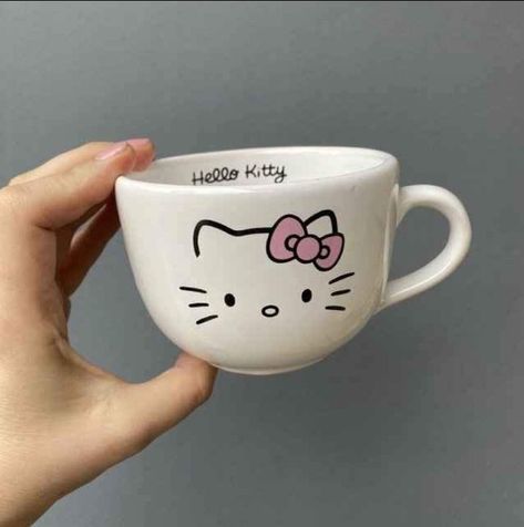 Hello Kitty Ceramic Ideas, Hello Kitty Pottery Painting, Mug Painting Ideas Easy, Ceramic Cup Painting Ideas, Hello Kitty Pottery, Pottery Painting Ideas Mugs, Ceramic Mug Painting Ideas, Mug Design Ideas, Painting Mugs