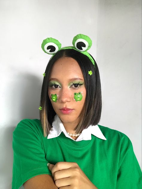 Makeup - maquillaje de ranita Frog Halloween Costume Diy, Easy Frog Costume, Frog Makeup, Bee Makeup, Frog Costume, Princesa Tiana, Thrift Store Crafts, Cute Frogs, Diy Halloween Costumes