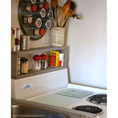 DIY shelf above the stove = extra storage in a small kitchen Small Kitchen Diy, Small Kitchen Decoration, Diy Shelf, Space Saving Hacks, Small Kitchen Decor, Diy Kitchen Storage, Small Kitchen Ideas, Small Kitchens, Up House