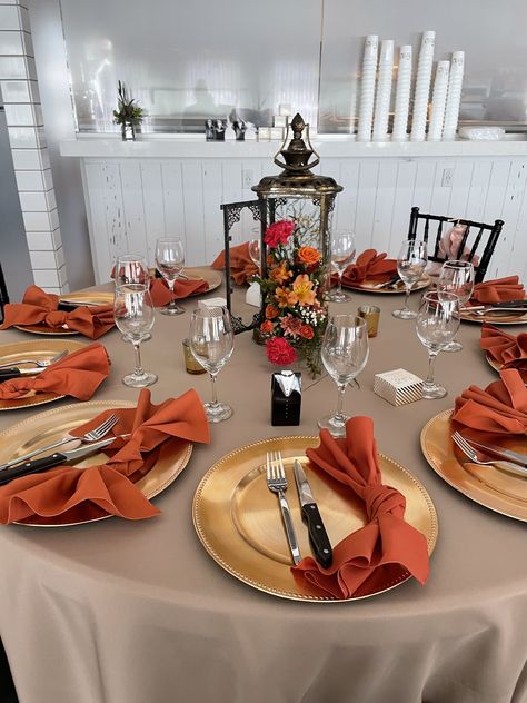 Terracotta Wedding Reception Tables, Wedding Centerpieces Diy Burnt Orange, Burnt Orange Weddings Centerpiece, Olive Green And Burnt Orange Wedding, Boda Color Terracota, Table Decor For Wedding Reception, Orange Table Setting, Orange Table Decor, Round Table Centerpiece