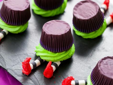 Halloween Baking Recipes, Witch Cupcakes, Edible Luster Dust, Black Fondant, Movie Birthday, Halloween Baking, Cupcakes Recipe, Fondant Cupcakes, Quick Desserts