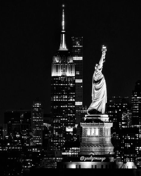 New York Broadway, Nyc Baby, Black And White Photo Wall, Shotting Photo, Nyc Aesthetic, Super Rich Kids, New York Photos, Nyc Life, Paris At Night