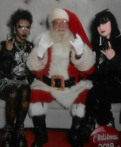 Goths With Santa, Goth Memes, Emo People, Santa Pictures, Nothing At All, Belem, Estilo Punk, Emo Scene