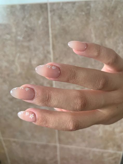 Small Daisy Nails, Middle Finger Nail Design, One Nail Design Ring Finger Simple, Accent Nail Ideas Ring Finger, Ring Finger Nails, Daisy Nails, Accent Nails, Easy Nail Art, Nude Nails