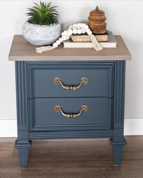 Florida Home Decorating, Blue Bedside Tables, Blue Nightstands, Chalk Paint Furniture Diy, Revamp Furniture, Blue Furniture, Casa Vintage, Grey Furniture, Diy Furniture Renovation