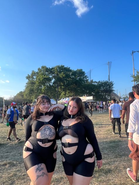 Rave Festival Outfit Ideas Plus Size, Fat Body Drawing, Plus Size Aesthetic Faceless, Skin Tight Outfits, Goth Plus Size Outfits, Chubby Goth Outfit, Plus Size Rave Outfits, Goth Outfits Plus Size, Chubby Goth