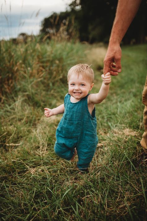 One Year Old Field Pictures, One Year Old Milestone Photo, Family 1 Year Photoshoot, Outdoor Milestone Pictures, Simple First Birthday Photoshoot Outside, Diy First Birthday Photoshoot Outside, One Year Old Photo Ideas, Outdoor Toddler Photoshoot, 1 Month Old Baby Pictures Boy Photo Ideas 1 Year