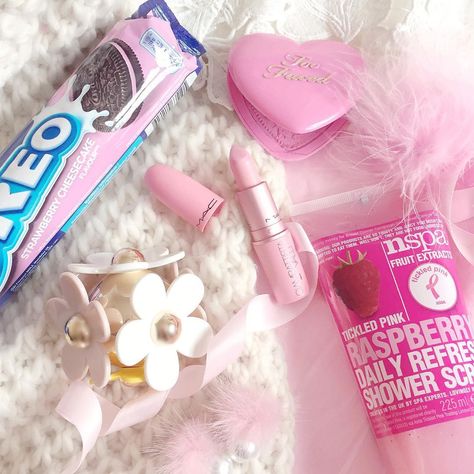 Rosy Blog, Pink Wonderland, Blog Aesthetic, Pink Treats, Rosé Hot, Hot Chocolate Marshmallows, Princess Fairy, Makeup Style, Tickled Pink