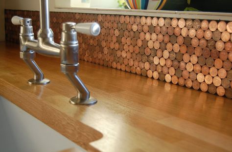 Okay, now I really want to make a penny backsplash. Penny Splashback, Penny Floors, Diamond Backsplash, Copper Countertops, Penny Backsplash, Penny Art, Copper Pennies, Creative Backsplash, Penny Floor