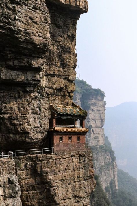 Ancient building on a steep cliff of Taihang Mountains. World Turtle, Single House, Ancient Buildings, Drawing Studies, House On A Hill, Amazing Architecture, Grand Canyon, Rocky, Temple