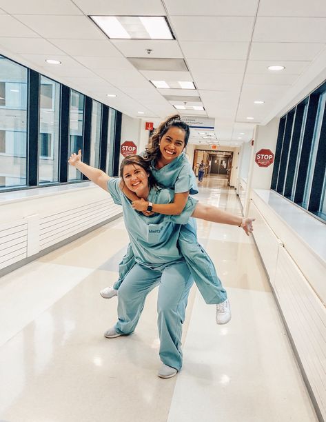 Dream Life Aesthetic Job Nurse, Nurse Best Friends, Nurse Athestic, Nurse Inspiration Pictures, Preppy Nurse Aesthetic, Pedriatic Nurse Aesthetic, Vision Board Pictures Nursing School, Nurse Career Aesthetic, Nursing Career Aesthetic