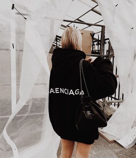 Balenciaga Hoodie, Stile Blair Waldorf, Expensive Fashion, Luxury Lifestyle Fashion, K Fashion, Looks Street Style, Hoodie Outfit, Mode Inspo, Glamour Fashion