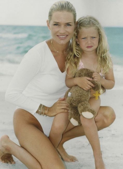 Yolanda Hadid Young, Young Gigi Hadid, Gigi Hadid Pictures, Anwar Hadid, Yolanda Hadid, Mother Daughter Bonding, Hadid Sisters, Hadid Style, California Dreamin'