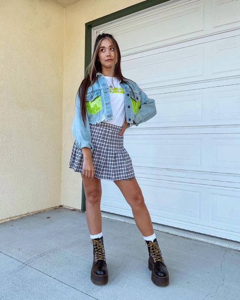 How to Style: Nordstrom x Wildfang Boxy Logo Tee. Streetstyle clothing. Gender fluid fashion. Jadon Max Platform Boot Outfit, Dr Martens Jadon Max Outfit, Jadon Max Outfits, Jadon Max Outfit, Platform Boot Outfit, Jadon Max Platform Boot, Jadon Max, Dr Martens Style, Outfit Botas