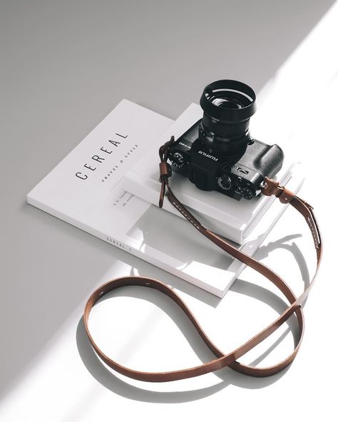 Minimalist Inspiration, Reflex Camera, Minimal Photography, Flat Lay Photography, Photography Gear, Minimalist Photography, In Focus, Foto Ideas Instagram, Photography Camera