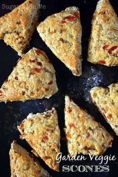 Garden Veggie Scones - flaky buttery scones loaded with sweet onions, peppers, spinach, and cream cheese!! Chive Scones, Breakfast Scones, Lunch Box Bento, Pane Dolce, Savory Scones, Bacon Cheddar, Scone Recipe, Sweet Onion, Sweet Savory