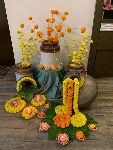 House Mandir, Diwali Decoration Lights, Creative Objects, Floral Rangoli, Diwali Vibes, Aarti Thali, Simple Flower Rangoli, Home Flower Decor, Haldi Decor