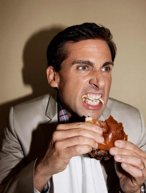 Steve Carrell. Celebrities Eating Pasta, Person Eating Burger, Steve Carrell, Butler County, Steve Carell, Celebrities Humor, Loud Noises, Actrices Hollywood, Michael Scott