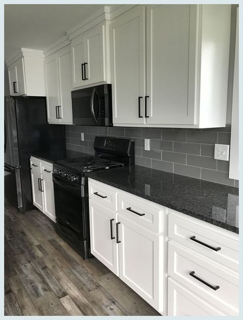 White Cabinets Black Countertops, Backsplash With White Cabinets, Black Kitchen Countertops, Black Granite Countertops, Black Countertops, Black Appliances, Kitchen Backsplash Designs, Diy Kitchen Remodel, Grey Kitchens