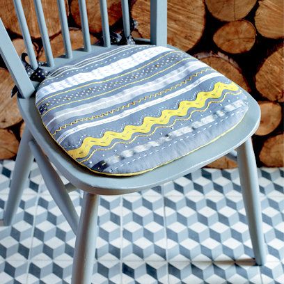 ----How to make a seat cushion---- So you've found the perfect wooden chairs...all they need are some cushions. www.redonline.co.uk has a great guide on how to make your very own, including pictures and a detailed list of the materials and measurements to use. Source: www.redonline.co.uk Seat Cushions Diy, Diy Chair Cushions, Kitchen Chair Pads, Diy Furniture Chair, Dining Room Chair Cushions, Sewing Cushions, Upcycled Furniture Diy, Wooden Chairs, Chair Seat Cushion