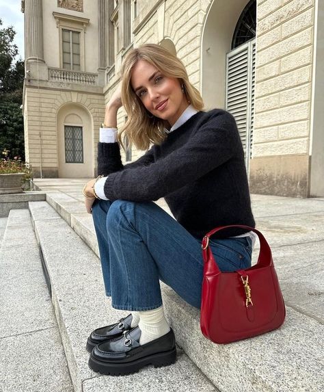 Mini Red Bag Outfit, Red Purse Outfit Casual, Red Baguette Bag Outfit, Red Prada Bag Outfit, Red Shoulder Bag Outfit, Red Handbag Outfit, Chiara Ferragni Outfits, Baguette Bag Outfit, Red Purse Outfit