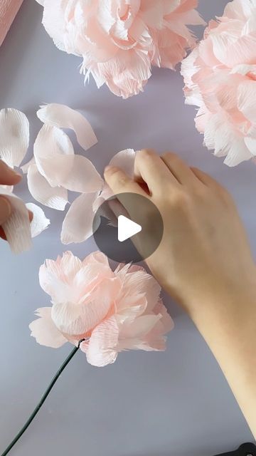 How To Make Petals With Paper, Crepes Paper Flowers, Diy Peonies, Fabric Flowers Diy Easy, Bundles Of Flowers, Silk Flowers Tutorial, Crepe Paper Peonies, Decoration With Paper, Bride Basket