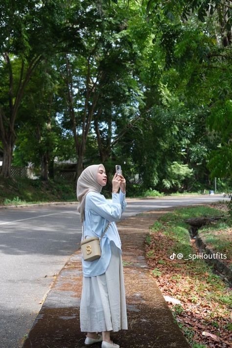 Ootd Ngampus, Outfit Hijab Casual, Rok Outfit, Ootd Poses, Fashion Identity, Hijab Style Tutorial, Muslim Outfits Casual, Muslim Fashion Hijab Outfits, Hijab Style Casual