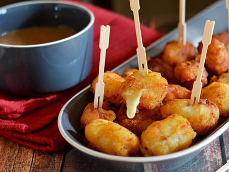 20 Crispy, Salty, Just-Greasy-Enough Fried Foods We Love Poutine Appetizer, Fried Food Ideas, Poutine Recipes, Poutine Fries, Brown Gravy Recipe, Poutine Recipe, Canadian Dishes, Stuffed Potato, Stuffed Potatoes