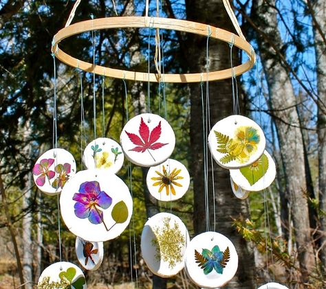 Pressed Flower Crafts, Flower Mobile, Pressed Flower Art, Outdoor Learning, Forest School, Diy Crafts To Do, Reggio Emilia, Nature Activities, Nature Crafts