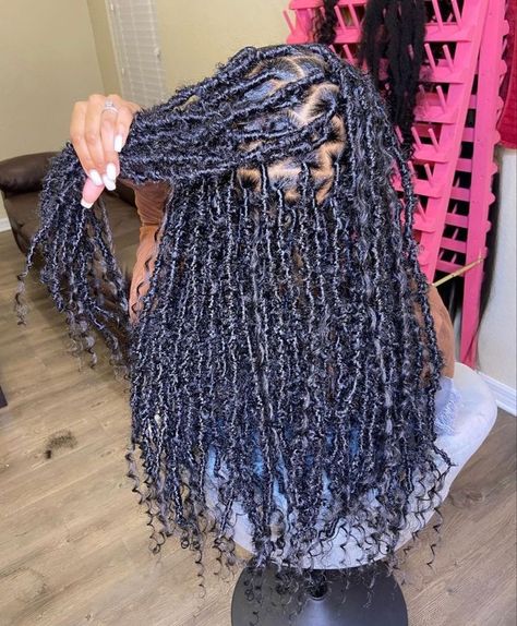 Butterfly Locs Hairstyle, Weave Hairstyles Braided, Soft Locs, Butterfly Locs, Big Box Braids Hairstyles, Faux Locs Hairstyles, Cute Braided Hairstyles, Afrikaanse Mode, Braided Cornrow Hairstyles