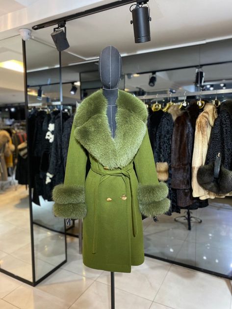 ArtisanLeatherDesign - Etsy South Africa Hier Style, Luxury Winter Outfits, Winter Outfits Elegant, Oversized Coat Outfit, Green Fur Coat, Coat With Fur Collar, Long Winter Coats Women, Mode Mantel, Master Tailor