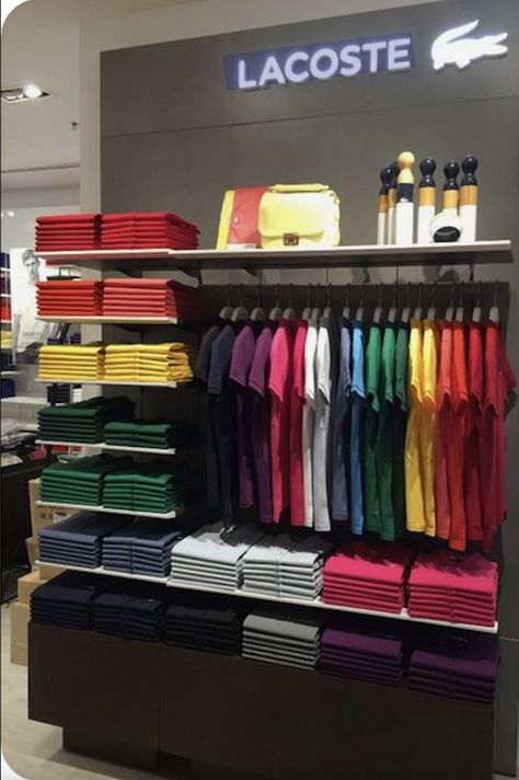 Display Tshirts Ideas Visual Merchandising, Store Vm Display Ideas, T Shirt Hanging Display, Tshirt Hanging Ideas, Visual Display Ideas, Tshirt Store Interior Design, Tshirt Store Display Ideas, Display Ideas For Clothes, Merchandise Store Design