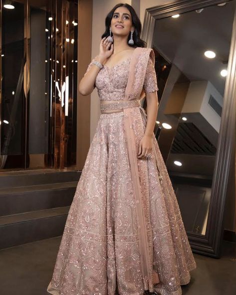 Latest Lehenga Designs For Brides Sister, Rose Gold Lehenga Simple, Modest Lehenga Blouse Designs, Reception Outfit For Bride Sister, Sangeet Outfit Bridal Gown, Sangeet Inspiration, Gopi Dress, Shimmer Lehenga, Engagement Hairstyle