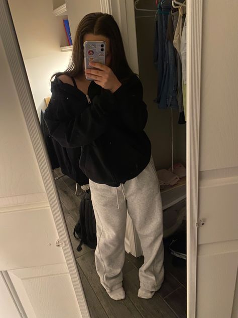 Comfy Road Trip Outfit Winter, School Cozy Outfits, Rolled Up Sweatpants Outfit, Sweatpants With Hoodie Outfit, Everyday Outfits Sweatpants, How To Style Gray Sweatpants Winter, Cute Fits Sweatpants, Comfy Cute Outfits Sweatpants, Cute Sweat Outfits