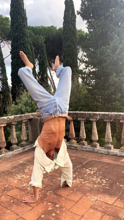 Ryke Meadows, Don Corleone, Foto Ideas Instagram, Old Money Aesthetic, Handstand, European Summer, Elba, Dream Guy, Levis 501