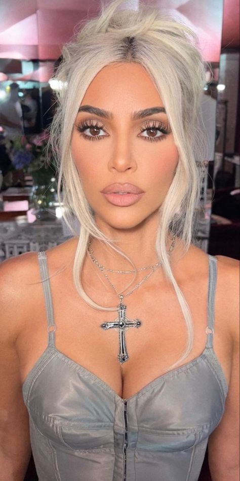 Kim K Eyeshadow Looks, Bombshell Hair And Makeup, Makeup Looks Kardashian, Kim Kardashian 90s Makeup, Kim K Glam Makeup, Kim K Short Blonde Hair, Kim K Met Gala Hair, Makeupbymario Looks, Kim Kardashian Make Up Looks