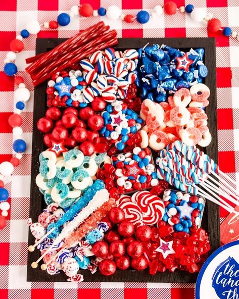 Candy Charcuterie Board, Diy Candy Buffet, Candy Charcuterie, 4th July Food, Bike Parade, Candy Lollipops, Edible Decorations, Usa Party, Patriotic Food