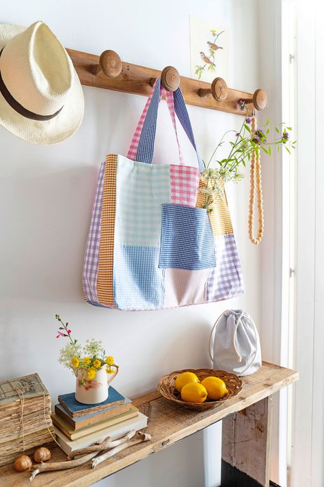 Le célèbre tissu à carreaux revient avec différentes tailles et couleurs pour coudre un grand tote bag en patchwork de vichy. Quilted Bag Patterns, Patchwork Tote Bags, Sewing Machine Projects, Diy Bag Designs, Diy Bags Patterns, Diy Bags Purses, Tote Bags Sewing, Quilted Tote Bags, Diy Tote Bag