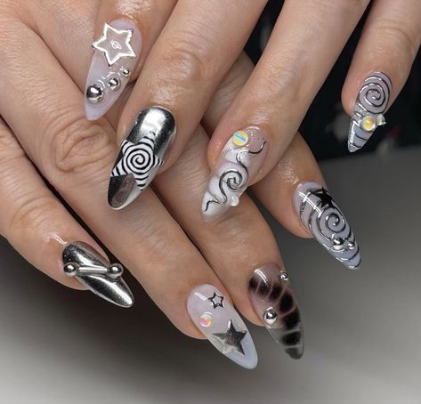 by @nailsbycindyxo on instagram Stars And Spirals, Spiral Nails, Gel Chrome Nails, Fail Nails, Manicure Inspiration, Cute Tumblr Wallpaper, Manicure Y Pedicure, Cool Nail Designs, Chrome Nails