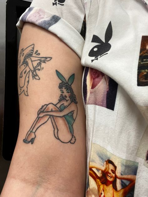 Pinup Woman Tattoo, Betty Boop Tattoo Traditional, Pinup Tattoo Stencil, Pin Up Tattoos Traditional, Pin Up Traditional Tattoo, Play Boy Tattoo, Pinup Tattoos For Women, Playboy Bunny Tattoo Design, Vintage Pinup Tattoo