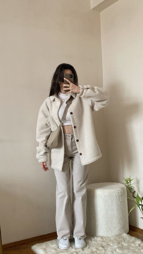 Beige Fleece Jacket Outfit, Teddy Fleece Jacket Outfit, Beige Jacket Outfit, Taiwan Fits, Ootd Beige, Fleece Jacket Outfit, Beige Jacket, Beige Pants, Jacket Outfit