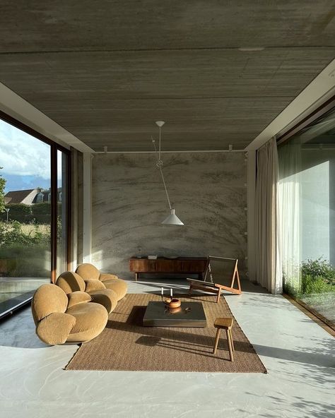 Pieter Peulen (@pieterpeulen) • Fotos y videos de Instagram Microcement Living Room, Microcement Floor, Floor Texture, Studio Living, Rustic Coffee Tables, Loft Apartment, House Room, Interior Trend, Lounge Room