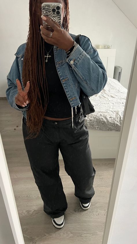 Casual leather pants bapesta black girl outfit Jean Jacket With Leather Pants, Black Jeans Blue Jean Jacket, Outfit With Jean Jacket, Black Jean Jacket Outfit, Jean Jacket Outfit, Uni Fits, Jacket Outfit Women, Black Jean Jacket, Jean Jacket Outfits