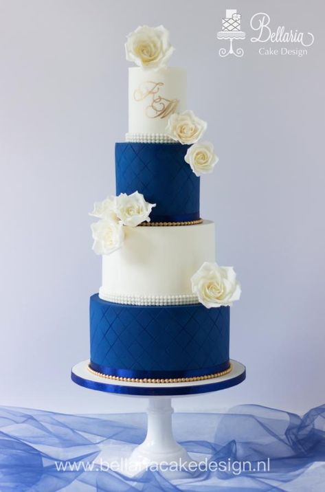 Classy and simple wedding cake in royal blue and white by Bellaria Cake Design  - http://cakesdecor.com/cakes/327528-classy-and-simple-wedding-cake-in-royal-blue-and-white Wedding Cake Designs Blue And White, Royal Blue And White Wedding Cake, Wedding Cake Presentation, Wedding Cake Designs Blue, White Wedding Cakes Simple, Royal Blue Wedding Cake, Wedding Cake Dark, Royal Blue Wedding Cakes, Glitter Wedding Cake