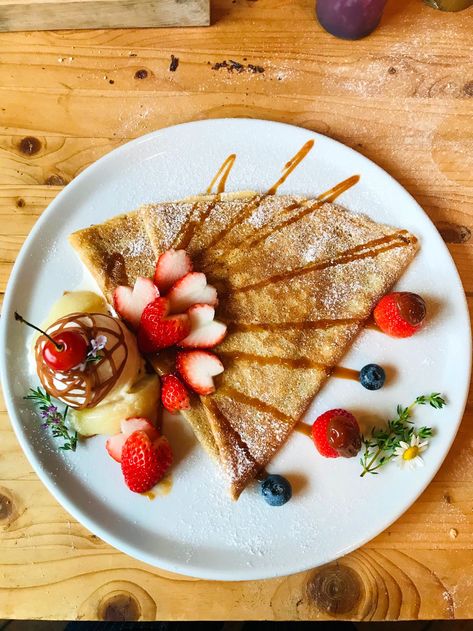 Eye-candy gourmet crêpes at Mikkusu, Shizuoka Attracting People, Bubble Waffles, Simple Family Meals, Sweet Crepes, Japanese People, Shizuoka, Japanese Sweets, Food Goals, Crockpot Recipes Easy