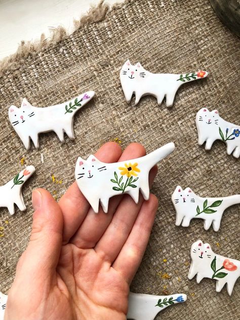 Clay Cat Magnets, Ceramic Animal Ornaments, Cute Clay Magnets, Clay Ideas Cat, Easter Clay, Fimo Crafts, Clay Christmas Decorations, Air Dry Clay Projects, Clay Diy Projects