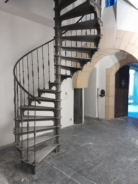 Cast iron staircase - By Villa d'Or Cast Iron Staircase, Cast Iron Spiral Staircase, Wrought Iron Spiral Staircase, Cast Iron Railings, Staircase Metal, Spiral Stairs Design, Industrial Era, Iron Staircase, Metal Stairs